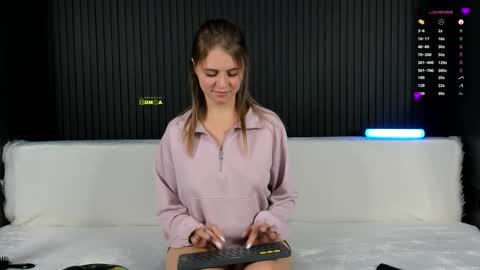 Snapshot of alyona_24 chatting on 10/27/25, 02:32 Alena online show from 10/27/25, 02:32