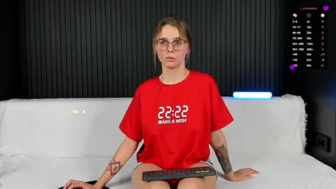 Snapshot of alyona_24 chatting on 11/23/25, 04:29 Alena online show from 11/23/25, 04:29