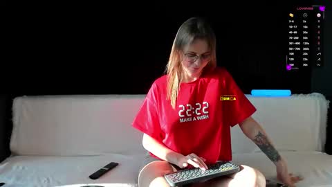 Snapshot of alyona_24 chatting on 11/24/25, 12:27 Alena online show from 11/24/25, 12:27