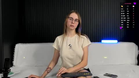 Snapshot of alyona_24 chatting on 12/02/25, 06:25 Alena online show from 12/02/25, 06:25