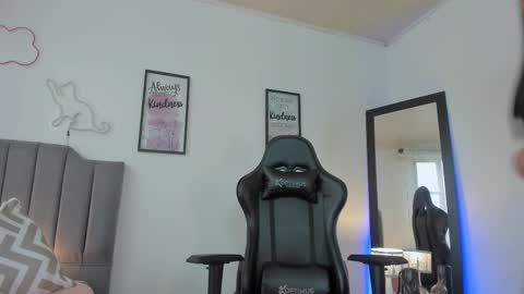 Snapshot of amaia_monet chatting on 11/17/25, 07:41 Hi Im AmaiaHelp me reach 100 likes online show from 11/17/25, 07:41