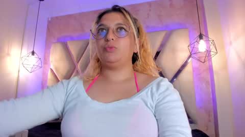Snapshot of amalia_rosse_ chatting on 01/14/25, 08:20 Amalia Im Back See you soon this January 7 at 10 pm Colombia time online show from 01/14/25, 08:20