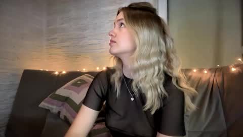 Snapshot of amandatalk chatting on 11/19/25, 06:13 amandatalk online show from 11/19/25, 06:13