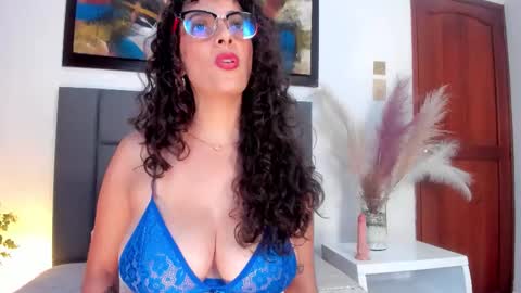 Amara Yasbel online show from 11/01/25, 06:21