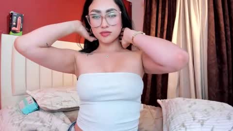 Snapshot of ambaar5 chatting on 09/24/25, 01:53 Sara online show from 09/24/25, 01:53