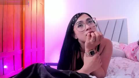 Snapshot of ambaar5 chatting on 10/25/25, 02:41 Sara online show from 10/25/25, 02:41