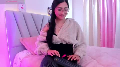 Snapshot of ambaar5 chatting on 11/12/25, 03:01 Sara online show from 11/12/25, 03:01