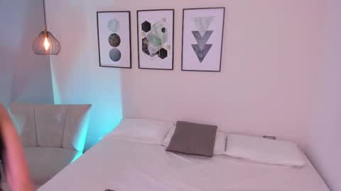 ambarevans_ online show from 09/30/25, 11:26