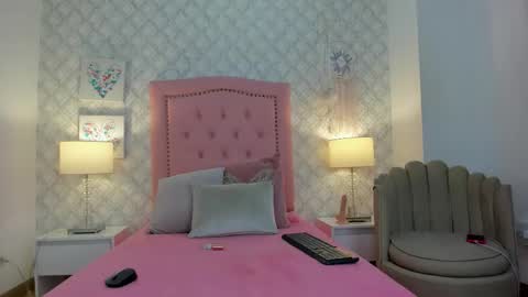 amber  ferrera online show from 12/15/25, 08:02