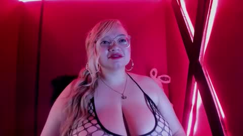 Snapshot of amber_bunnyx chatting on 10/22/25, 03:29 amber_bunnyx online show from 10/22/25, 03:29