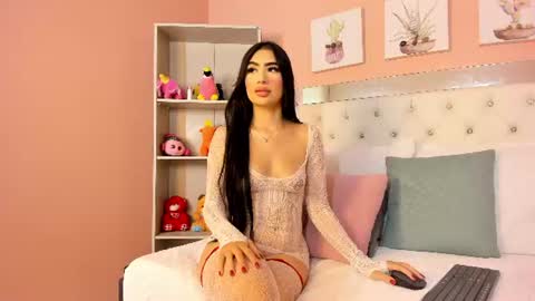 Snapshot of amber_rosen chatting on 06/19/26, 04:33 A M B E R online show from 06/19/26, 04:33