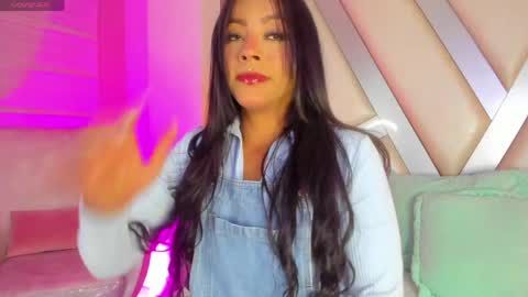 Snapshot of amber_villalobos chatting on 05/17/26, 04:43 Tell me Amber online show from 05/17/26, 04:43