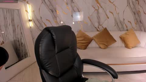 Snapshot of ambercolors_ chatting on 10/25/25, 07:08 Amber online show from 10/25/25, 07:08