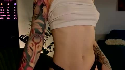 Snapshot of ambientmoon chatting on 11/05/25, 05:02 Moon inst 4mbientmoon online show from 11/05/25, 05:02