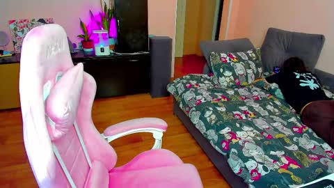 Snapshot of ameli_moon chatting on 10/28/25, 01:36 Eileen online show from 10/28/25, 01:36