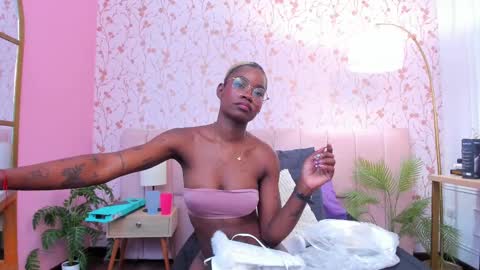 Amelia Adams online show from 11/12/25, 07:35