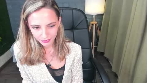 Snapshot of amelia_meili chatting on 11/19/25, 01:11 amelia_meili online show from 11/19/25, 01:11
