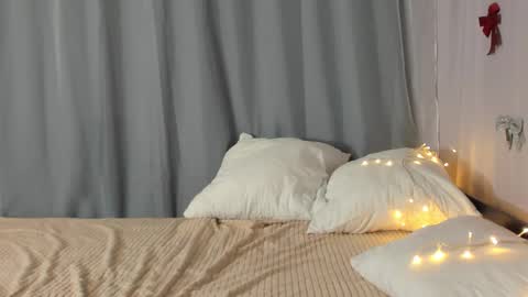 Snapshot of amelia_skyy chatting on 10/29/25, 02:47 Anna online show from 10/29/25, 02:47