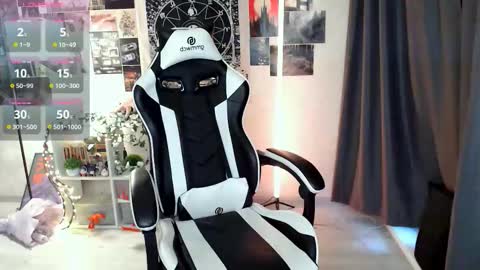 Amelia online show from 11/30/25, 08:07