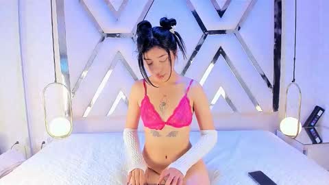 AMELIA TREVICOTT  online show from 12/15/25, 04:50