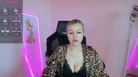 Snapshot of ameliepeach chatting on 06/19/26, 01:54 Amelie online show from 06/19/26, 01:54