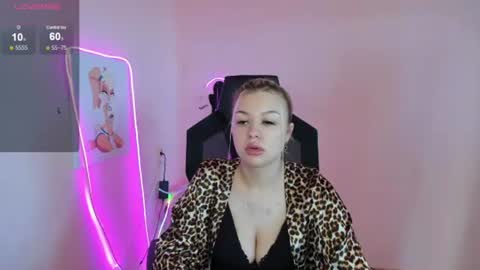 Snapshot of ameliepeach chatting on 06/20/26, 02:14 Amelie online show from 06/20/26, 02:14