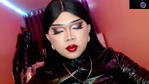 Snapshot of amiadoll chatting on 05/08/26, 05:18 Queen Mireska online show from 05/08/26, 05:18