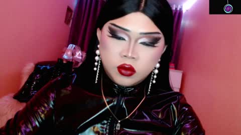 Snapshot of amiadoll chatting on 06/01/26, 12:51 Queen Mireska online show from 06/01/26, 12:51