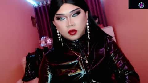 Snapshot of amiadoll chatting on 06/04/26, 05:08 Queen Mireska online show from 06/04/26, 05:08