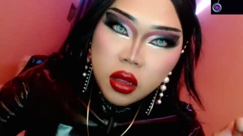 Snapshot of amiadoll chatting on 06/12/26, 01:10 Queen Mireska online show from 06/12/26, 01:10