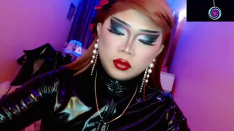 Snapshot of amiadoll chatting on 06/20/26, 01:03 Queen Mireska online show from 06/20/26, 01:03