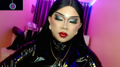Snapshot of amiadoll chatting on 07/11/26, 01:36 Queen Mireska online show from 07/11/26, 01:36