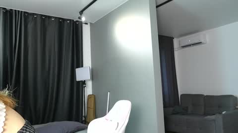 Snapshot of amilia4u chatting on 10/28/25, 07:56 A online show from 10/28/25, 07:56