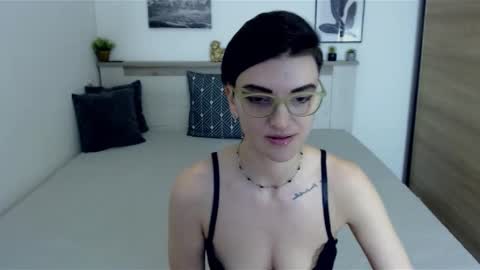 Snapshot of amylexy chatting on 01/22/25, 01:11 Hi there guys My pleasure in your hands pvt is open online show from 01/22/25, 01:11