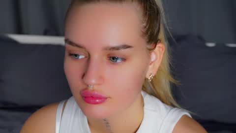 Snapshot of amylowe687328 chatting on 02/01/26, 01:48 Amy online show from 02/01/26, 01:48