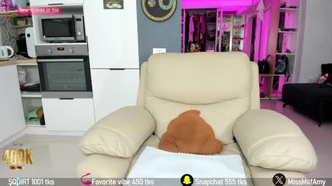 Snapshot of amysuperheroes chatting on 01/11/25, 01:32 Next stream Dec 3 online show from 01/11/25, 01:32