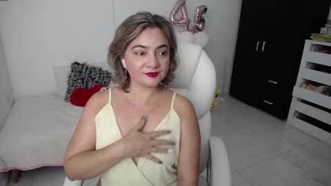 Snapshot of ana_hotmilf chatting on 01/31/25, 01:02  Ana  online show from 01/31/25, 01:02