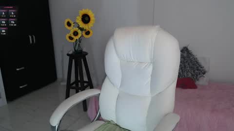 Snapshot of ana_hotmilfx chatting on 02/19/25, 12:46 ANA online show from 02/19/25, 12:46