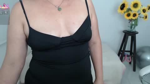 Snapshot of ana_hotmilfx chatting on 09/10/25, 12:43 ANA online show from 09/10/25, 12:43