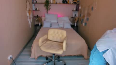 Ana online show from 09/22/25, 10:28