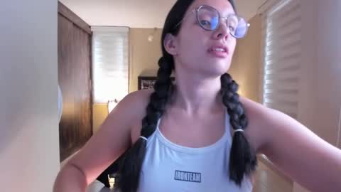 Snapshot of anabel_25 chatting on 01/01/25, 12:44 Anabel online show from 01/01/25, 12:44