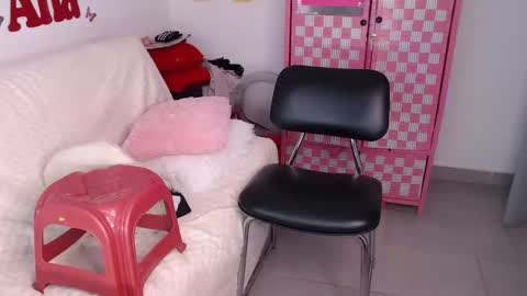 Snapshot of anabellered chatting on 11/01/25, 11:23 Ana online show from 11/01/25, 11:23