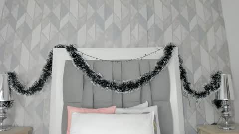 Snapshot of anais_cooper chatting on 12/18/25, 11:27 online show from 12/18/25, 11:27