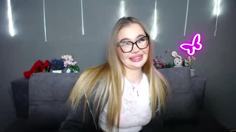 anastacyyellig online show from 04/17/26, 08:45