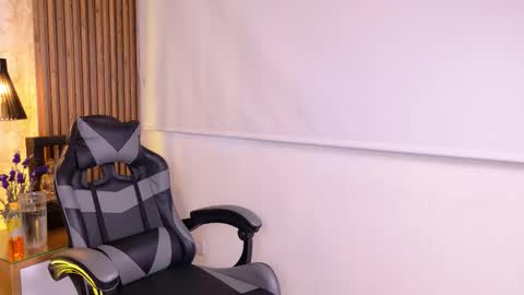 Snapshot of anastasia_steelegb chatting on 12/22/25, 12:24 Mia online show from 12/22/25, 12:24