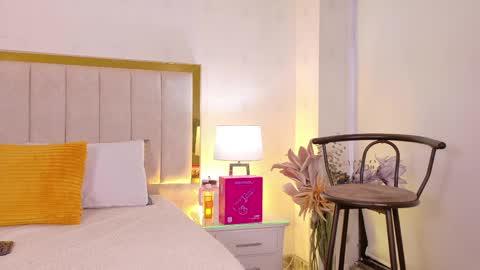 Mia online show from 04/11/26, 12:09