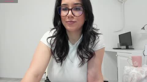 Snapshot of anayscaandy chatting on 05/27/26, 03:58 Andreea online show from 05/27/26, 03:58