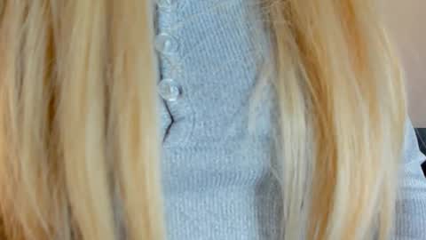 Snapshot of andanda2kk chatting on 03/01/26, 10:34 Layla online show from 03/01/26, 10:34