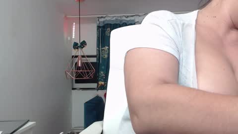 Snapshot of andrahart_ chatting on 01/05/25, 05:30 AndraHart online show from 01/05/25, 05:30