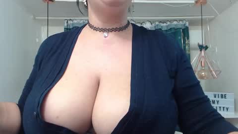Snapshot of andrahart_ chatting on 02/23/25, 01:53 AndraHart online show from 02/23/25, 01:53